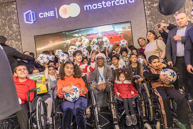 Əfsanəvi Ronaldinyo “CineMastercard”da kimsəsiz uşaqlarla görüşüb - FOTO